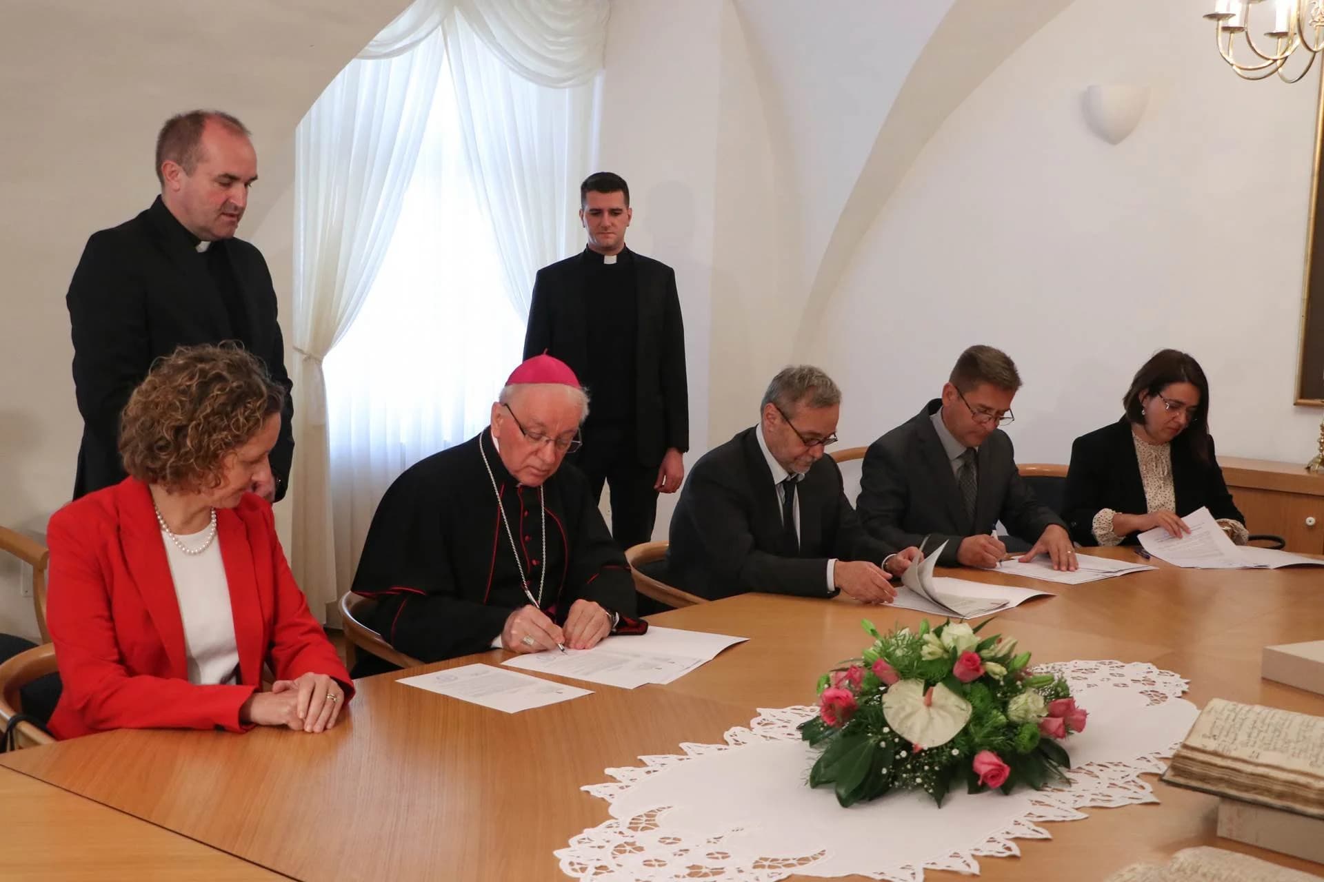 Požeškoj biskupiji vraćene knjige oduzete u vrijeme bivše države