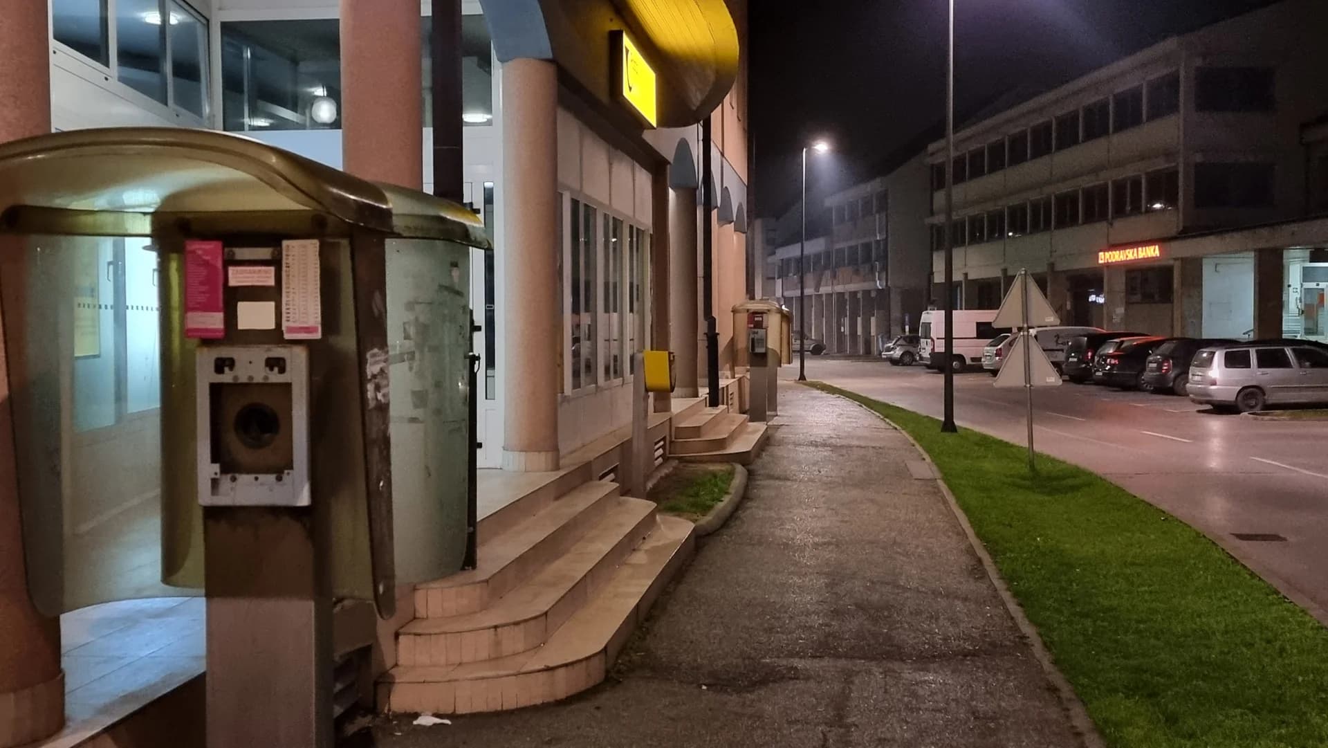 RUGLO SAMO TAKVO: Požeške telefonske govornice bez svrhe i smisla  - od njih osam samo je jedna u funkciji [FOTO]