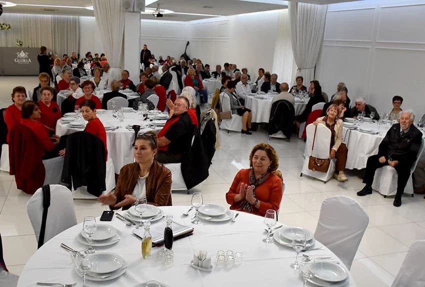 Pjevačke skupine iz deset umirovljeničkih udruga pokazale svoje umijeće /FOTOGALERIJA/