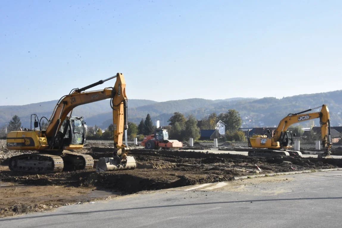 Krenula izgradnja novih parkirnih mjesta u krugu požeške bolnice koja se NEĆE naplaćivati! /FOTO/
