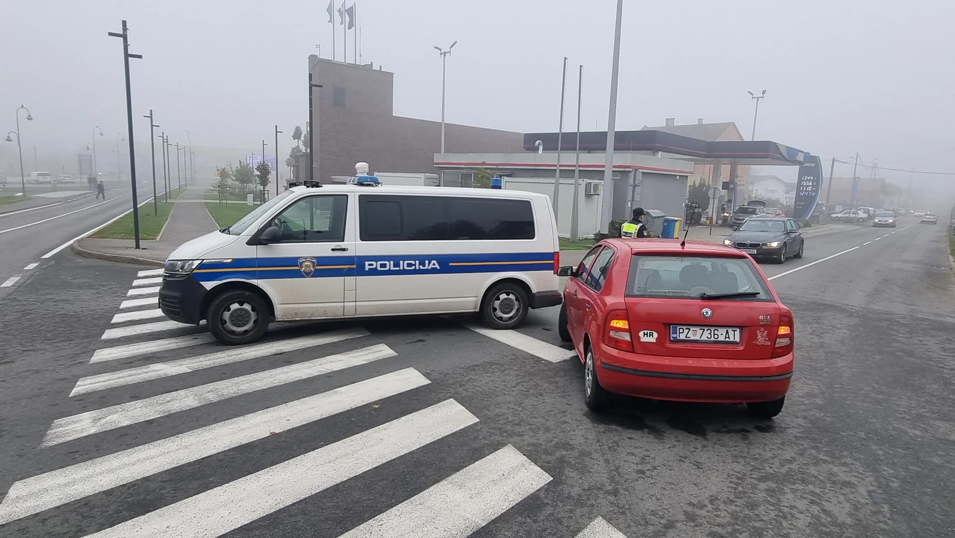 Škodom u policijski kombi [FOTO]