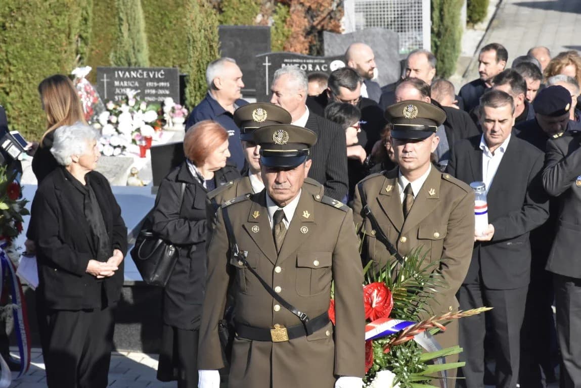 Na groblju sv. Ilije položeni vijenci i zapaljenje svijeće za sve stradale hrvatske branitelje u prigodi Svih svetih /FOTO/