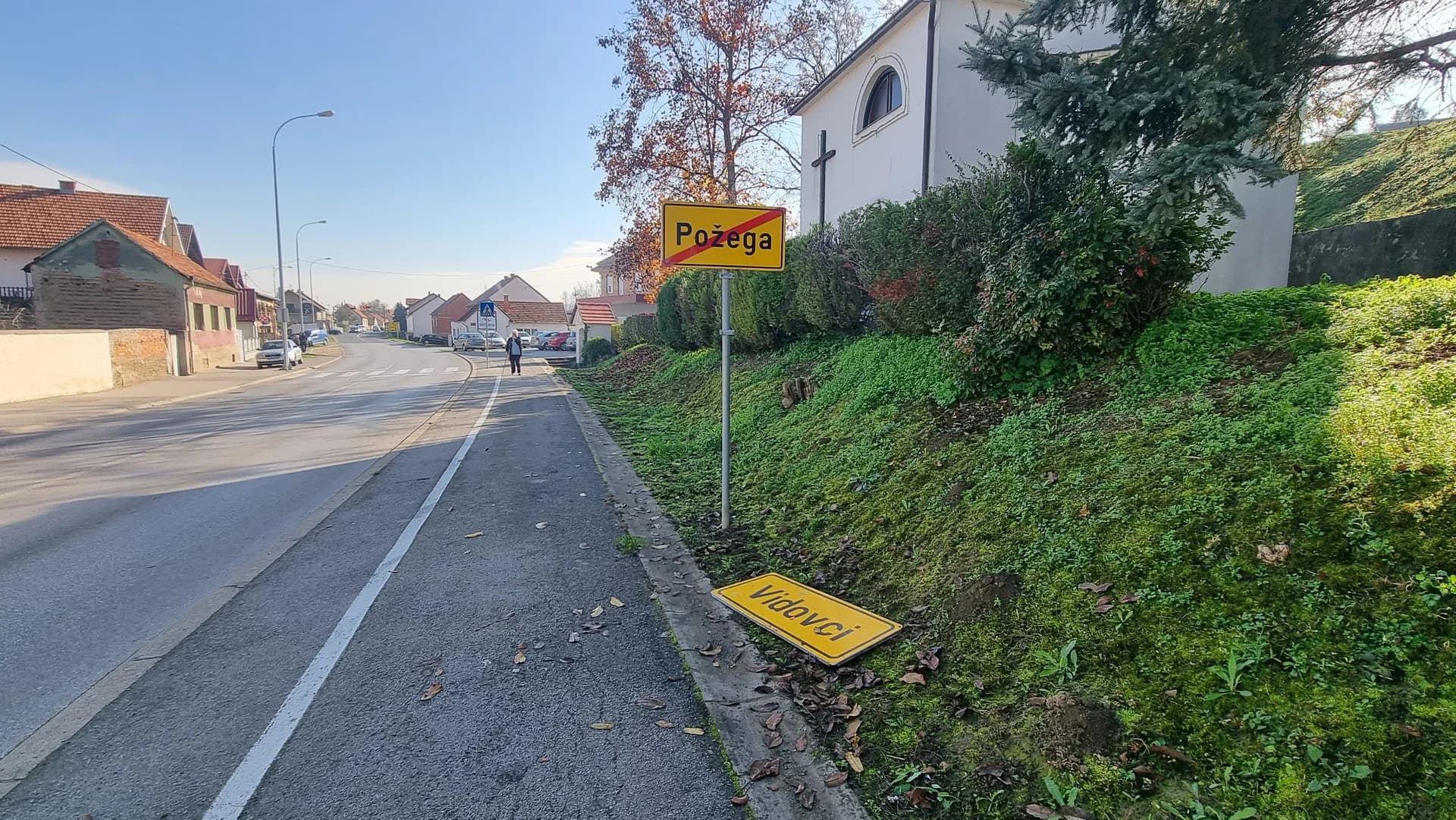 (Ne)odgovornost službenika komunalnog odjela grada Požege u ovom i niz drugih primjera: Mjesecima tabla s natpisom na zemlji uz rub kolnika [FOTO]