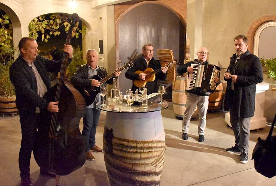 [FOTO] OBILJEŽENO MARTINJE U VINOGRADARSTVO I PODRUMARSTVO KRAUTHAKER IZ KUTJEVA: Slavlje uveličao Ivo Enjingi, prvi vinski kum