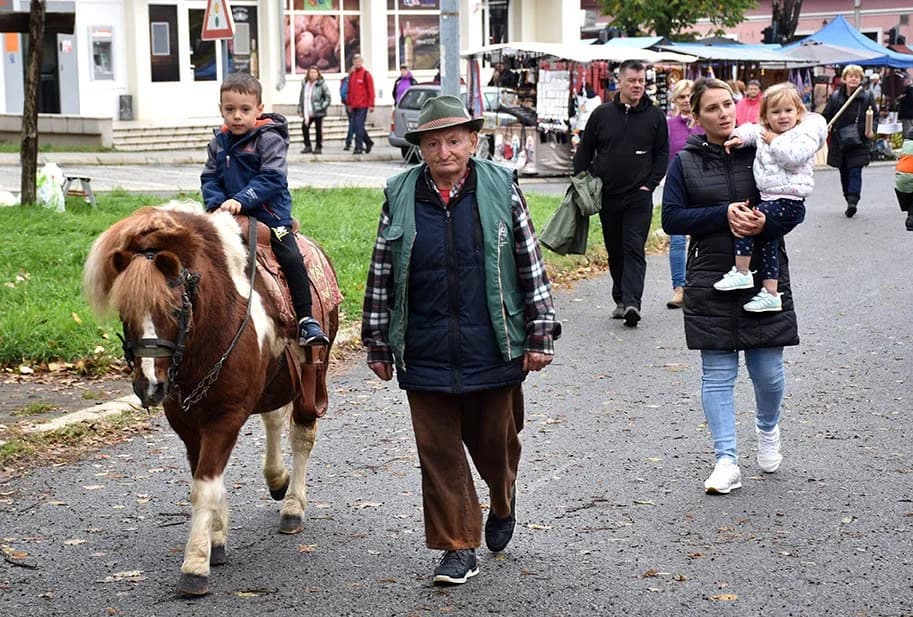 [FOTOGALERIJA] PROSLAVLJENO MARTINJE U KUTJEVU NA JEDINSTVENOM TRGU GRAŠEVINE: Posjetitelji pokisli ne samo iznutra već i izvana