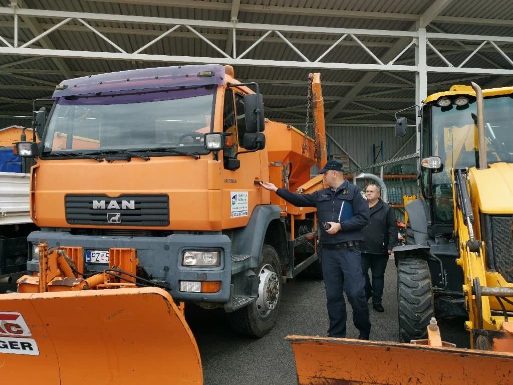 Vozila, oprema i strojevi za područje grada Požege spremni za novu sezonu snijega i poledice! Županijska uprava za ceste drži sve pod velom tajni o svojoj organizaciji na području cesta u njihovoj nad