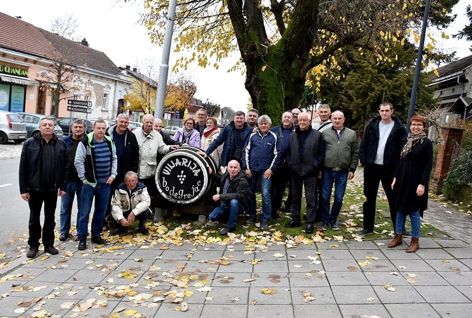 VINOGRADARI IZ IVANIĆ GRADA POSJETILI KOLEGE IZ KUTJEVA: Obišli podrume obitelji Perak, Mihalj, Bodegrajac i Tandara [ FOTO]