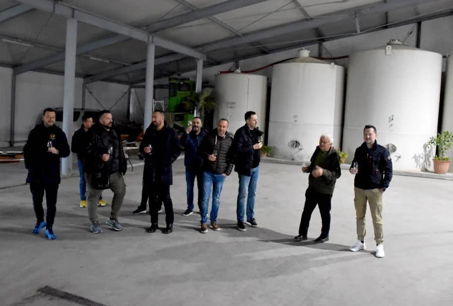 Sve veći broj posjetitelja u podrumu Ive Enjingija koji žele uživati u vrhunskoj kapljici i ugodnom ambijentu /FOTO/
