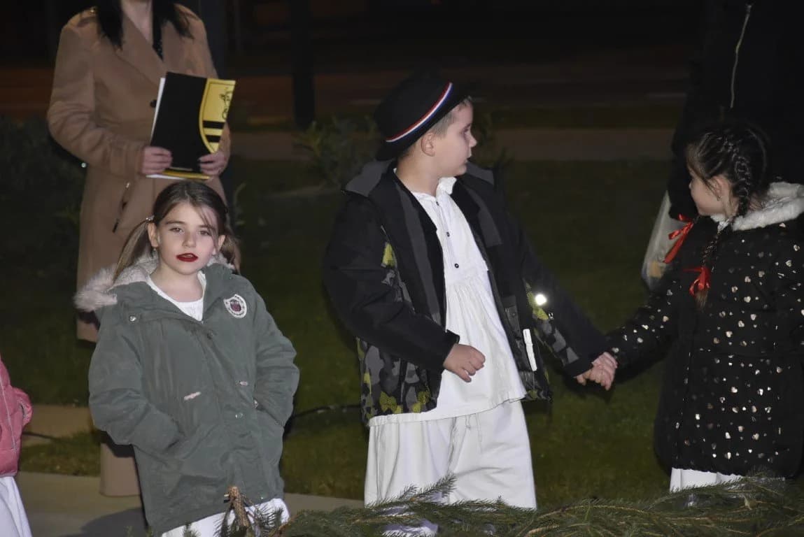 Zapaljena prva adventska svijeća na Trgu bećarca u Pleternici /FOTO_VIDEO/