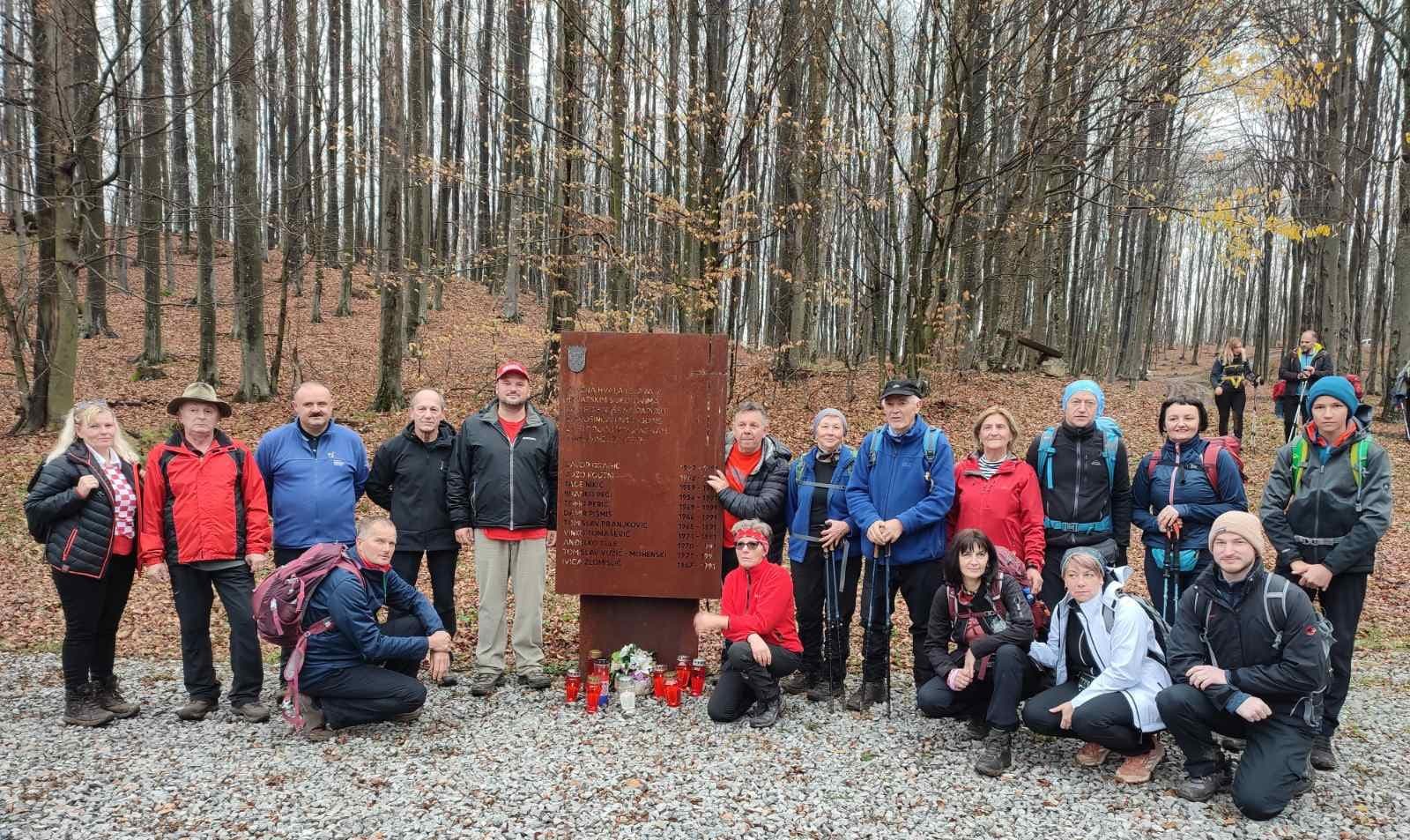 Planinari požeškog Sokolovca u čast pogibije branitelja sudjelovali na 22. Memorijalnom pohodu na Anđinu baraku