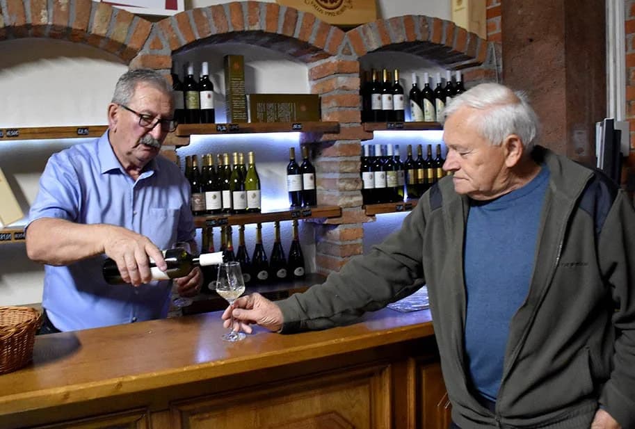 KUTJEVAČKI VINARI U POSJETU PODRUMU OBITELJI KRAUTHAKER: Upoznali se sa stanjem podruma i kušali tridesetak uzoraka vina /FOTO/