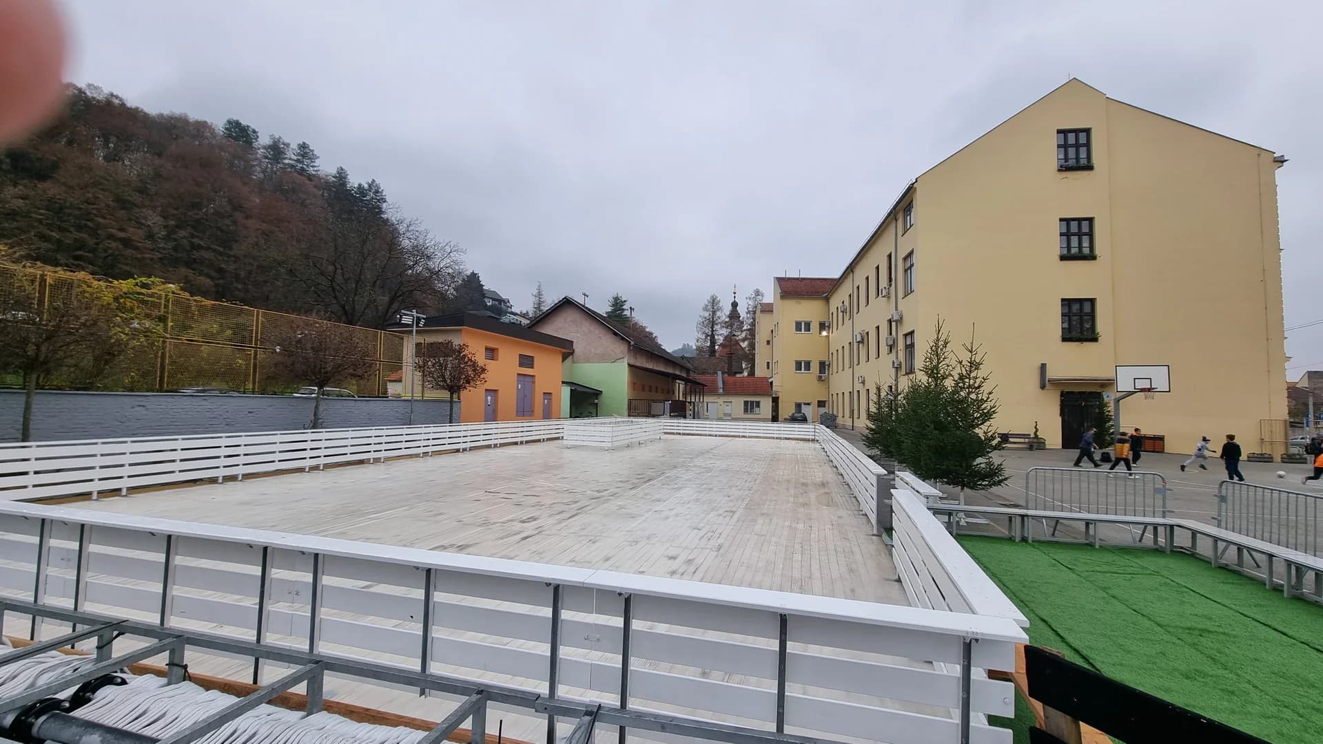 Neće li klizalište u školskom dvorištu remetiti održavanje redovite nastave? Tko je to odobrio?