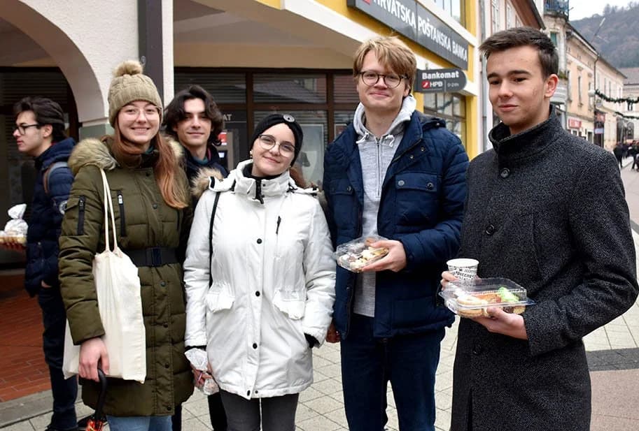 Razveselili prolaznike koji su ih darivali [FOTO]