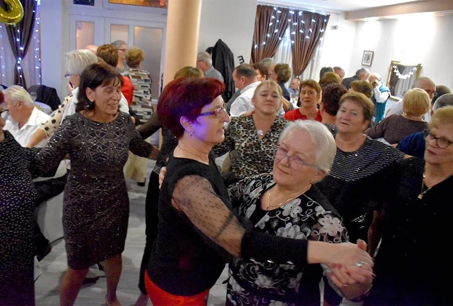 VESELI DOČEK NOVE 2023. U SVEČANOJ DVORANI LUKI: Pjevalo se i plesalo do ranih jutarnjih sati [FOTOGALERIJA]