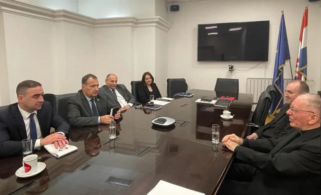 Biskup Antun Škvorčević i ministar zdravstva Vili Beroš održali radni sastanak