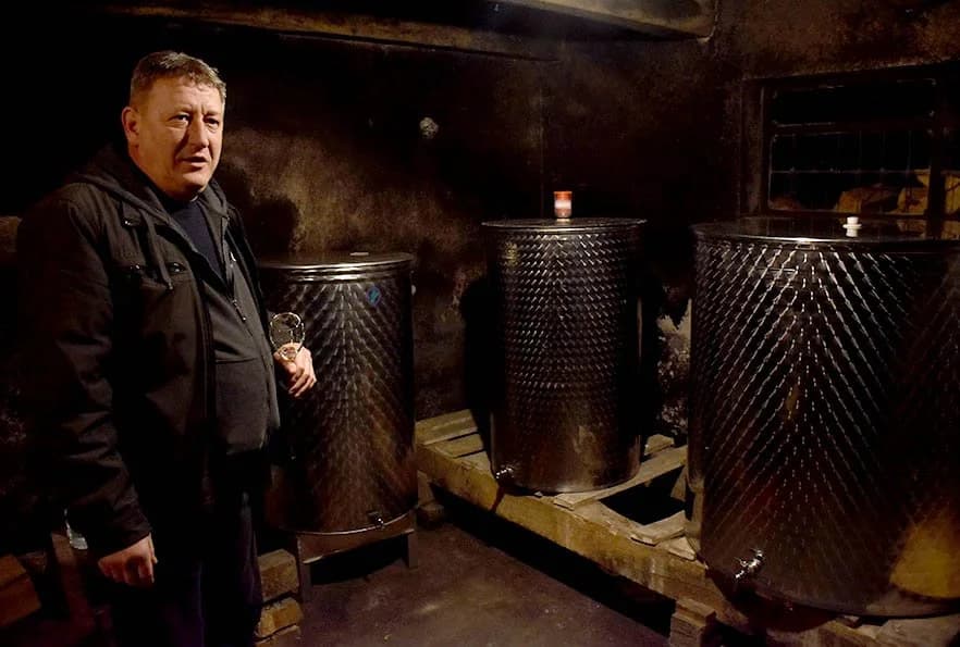 Uz kušanje mlade graševine obilježili početak radova u vinogradu kod Mate Damjanovića iz Stražemana