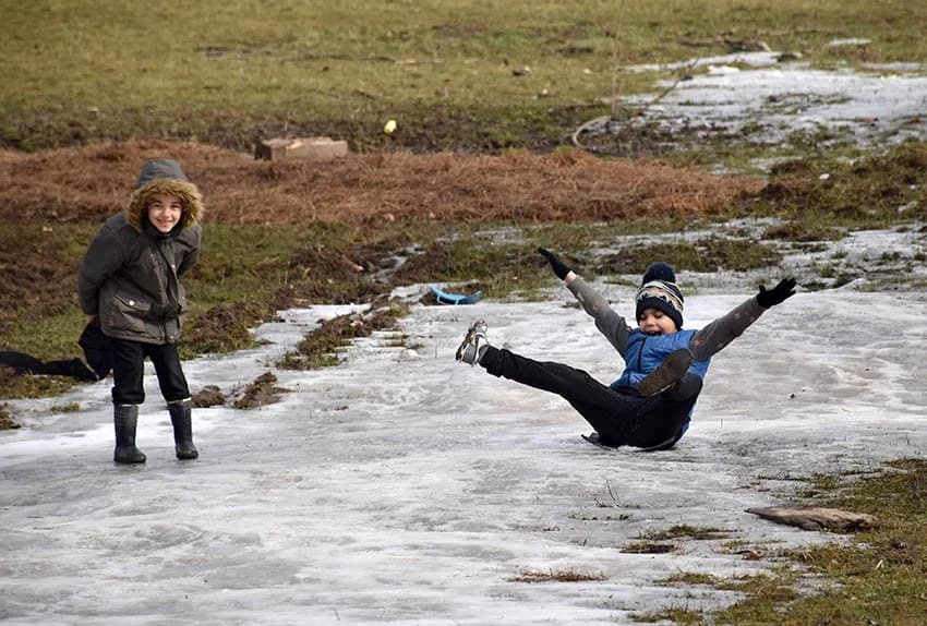 POJAVA LEDENJAKA U BIŠKUCIMA: Veselje za djecu, glavobolja za roditelje [FOTO]