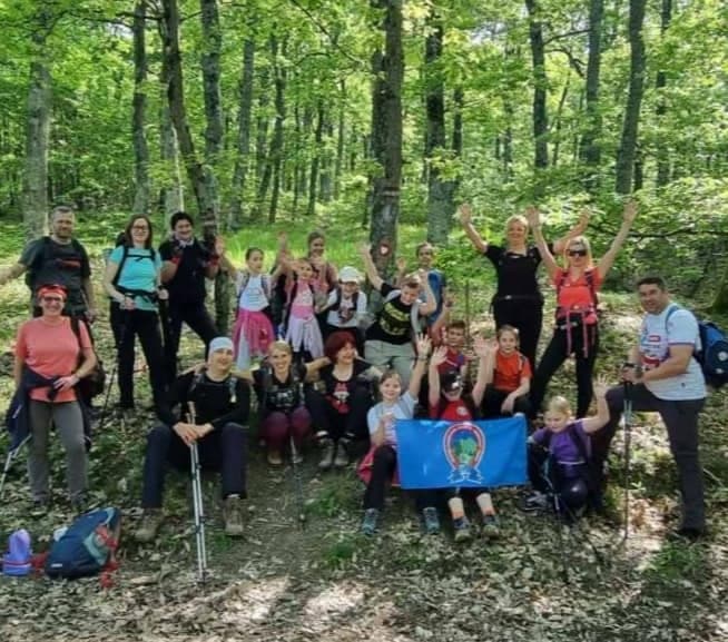 Osnovci škole Julija Kempfa u akciji markacističke sekcije planinara Sokolovca uređvali put /FOTO/