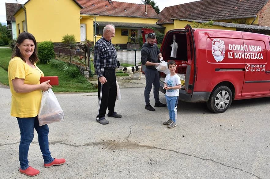 Pokretna trgovina pekare Šafar krstari Požeštinom: "Krušnu deliciju vozimo u 105 naselja"