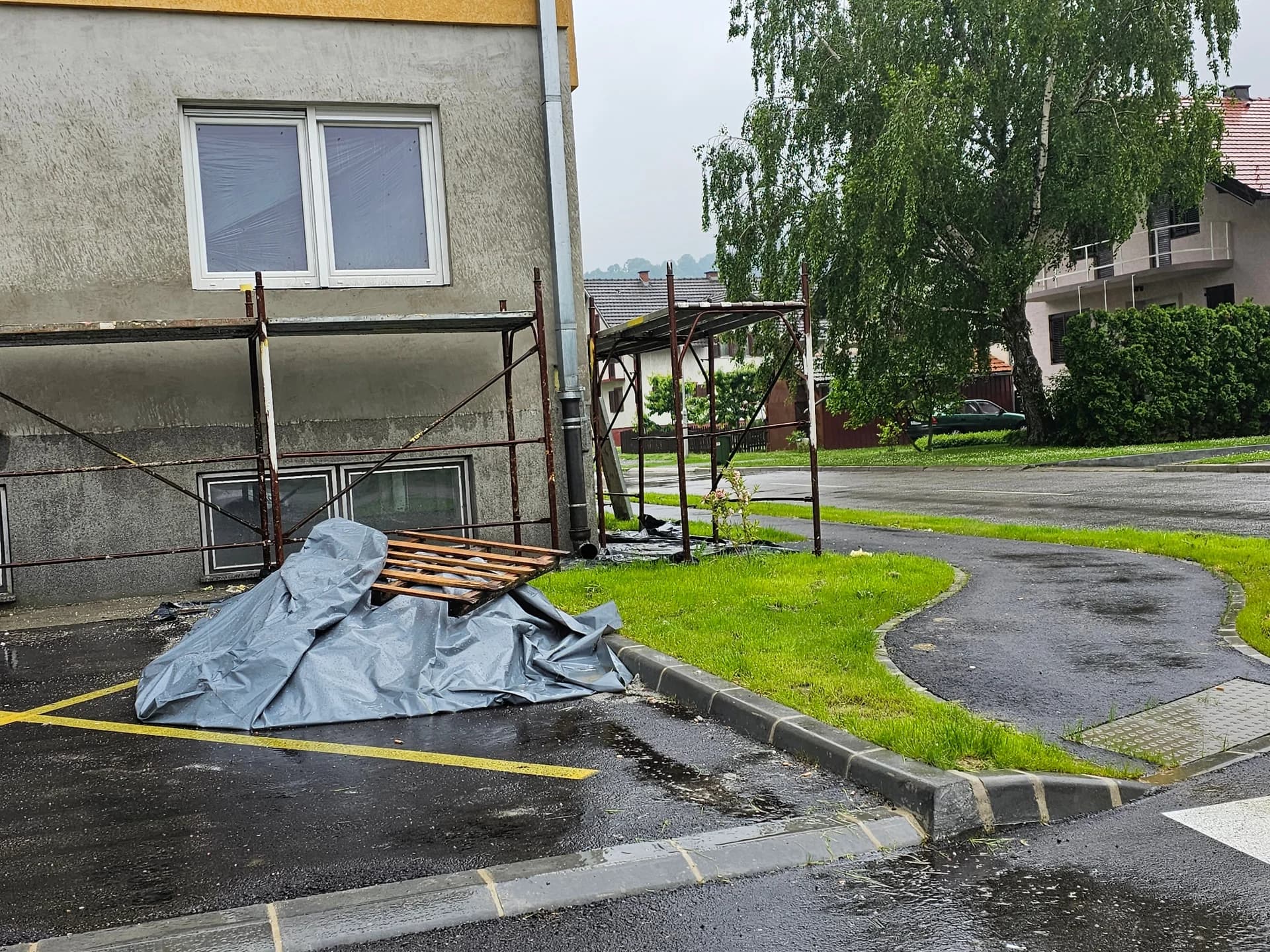 Građevinari ostavljaju krš na gradilištu i remete nam mir u stanovima