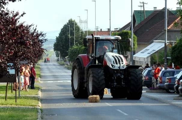 Utrka traktora u sklopu Festivala graševine u Kutjevu: Vještine i spretnosti pokazala 24 natjecatelja /FOTOGALERIJA/