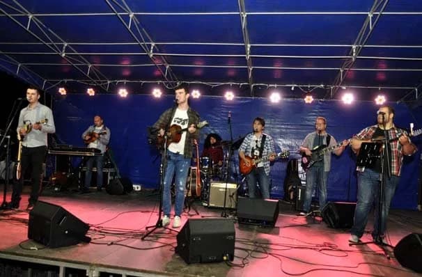 Koncert Posegane i Anđela na kutjevačkom Trgu graševine u sklopu tradicionalne manifestacije /FOTOGALERIJA/