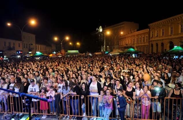 Glazbena poslastica na požeškom Trgu sv. Trojstva: Željko Joksimović oduševio brojne obožavatelje i one koji će to tek postati /FOTOGALERIJA/