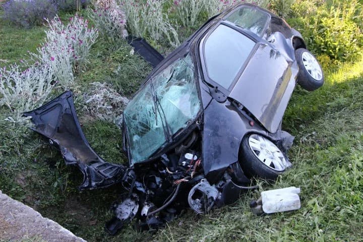 Umoran se vraćao s posla i skoro izgubio život: 32-godišnjak teško ozlijeđen u prometnoj nesreći /FOTO/