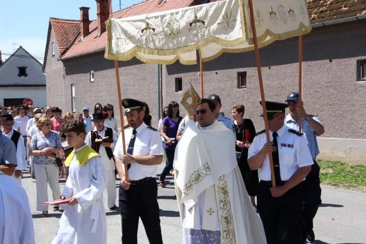 Tijelovska procesija ulicama Jakšića /FOTOGALERIJA/