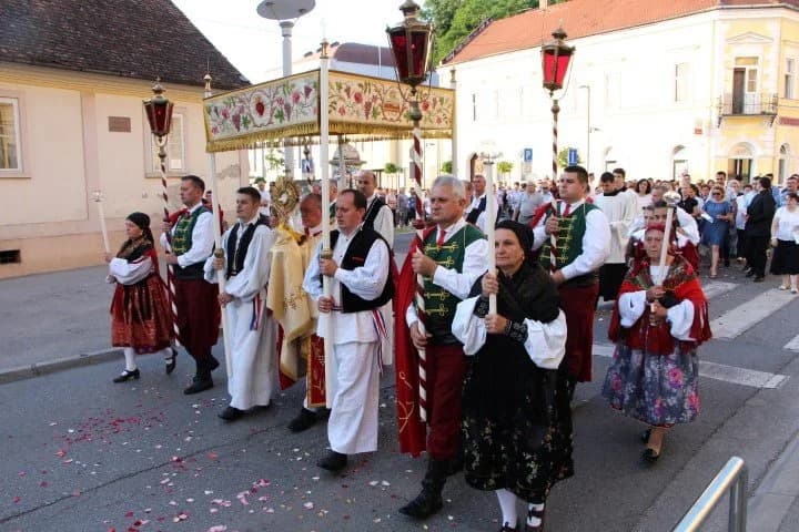 Euharistijskim slavljem i procesijom ulicama Požege proslavljena svetkovina Presvetog Tijela i Krvi Kristove – Tijelovo /FOTOGALERIJA/