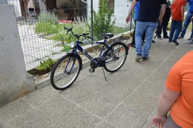 Dosada ili obijest: Nožem izrezali gume na više bicikala!