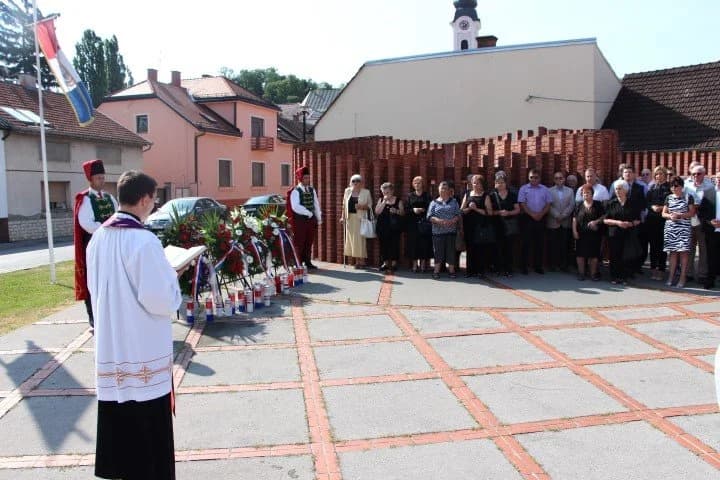 Položeni vijenci i zapaljene svijeće kod spomenika poginulim hrvatskim braniteljima /FOTO/