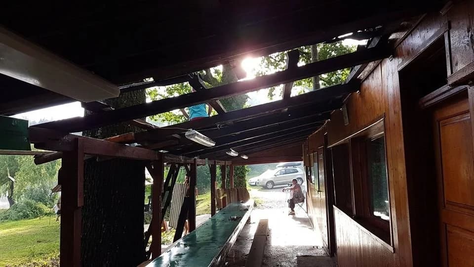 Ribići mole za pomoć: Ostali smo bez krova, trebamo salonit ploče i radnu snagu /FOTO/