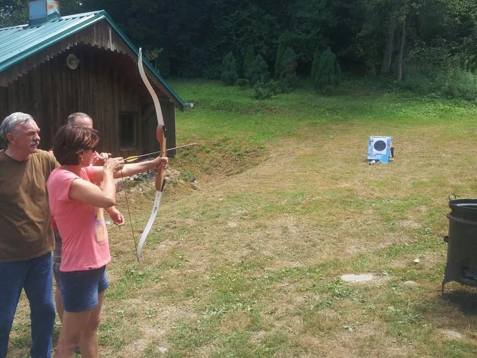Lovci svojoj djeci i suprugama kuhali ručak, a one se natjecale u gađanju zračnicom i samostrelom /FOTO/