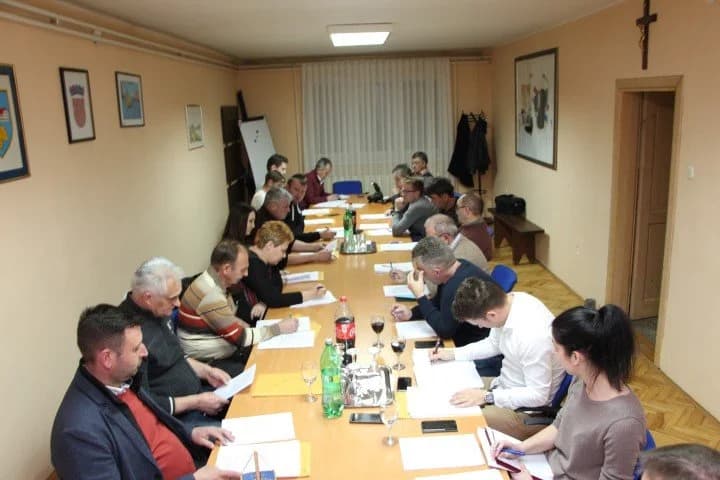 Trebaju li ostali slijediti primjer bivšeg saziva Gradskog vijeća Kutjeva u kojem su se vijećnici odrekli primanja naknada???