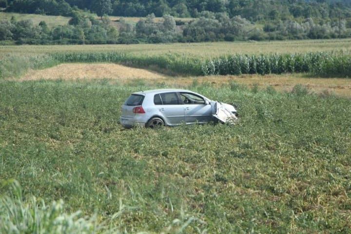 Mladi vozač nakon zavoja izletio na oranicu te je teško ozlijeđen /FOTO/