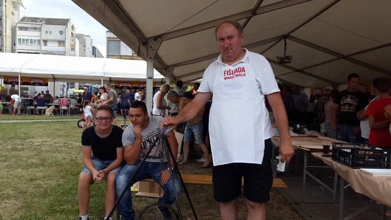 Stanko Raguž iz Velike pobjednik novogradiške „Fišijade“ ispred kuhara DVD Ljupina