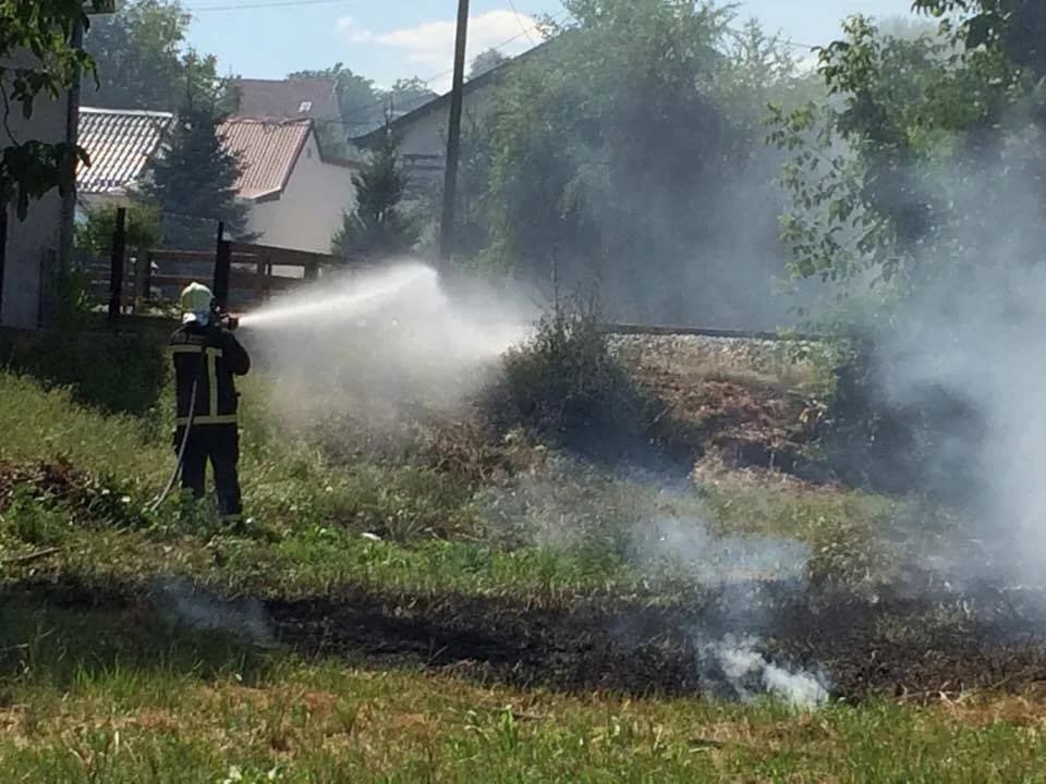 Vatrogasci gasili travu u blizini kuća: "Netko pametan je zapalio i tako ostavio"
