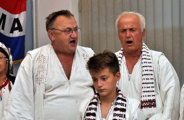 TREĆI DAN RAMSKIH OBIČAJA U POŽEGI: Ramci se Požežanima predstavili kroz pjesmu, ples i gusle /FOTO/