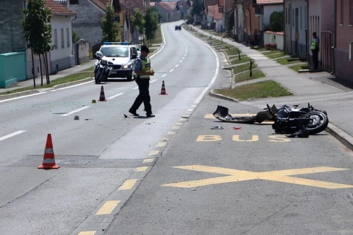 Motociklist se zabio u zadnji dio vozila, hitna ga prevezla u bolnicu /FOTO/