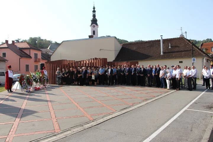 Polaganjem vijenaca, paljenjem svijeća i euharistijskim slavljem obilježen Dan pobjede i domovinske zahvalnosti i Dan hrvatskih branitelja /FOTOGALERIJA/