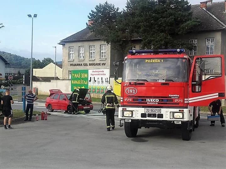 U vožnji planuo Polo, vatrogasci ga brzinski spasili