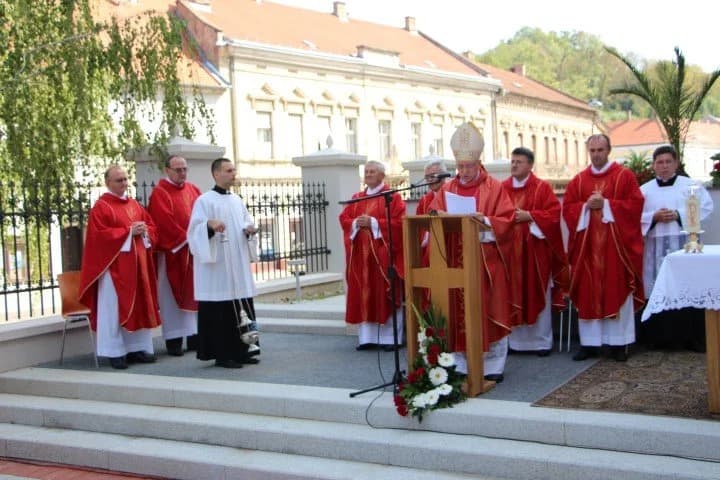 Središnje euharistijsko slavlje u čast sv. Lovri zaštitniku Požeške biskupije i njezina Caritasa predvodio msgr. Vjekoslav Huzjak bjelovasko-križevaki biskup /FOTOGALERIJA/