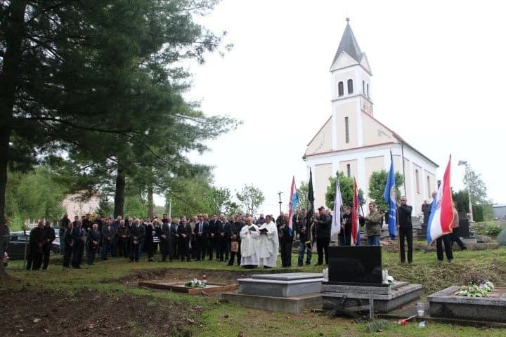 Otkrivanje spomenika i blagoslov zastave udruge „Put“