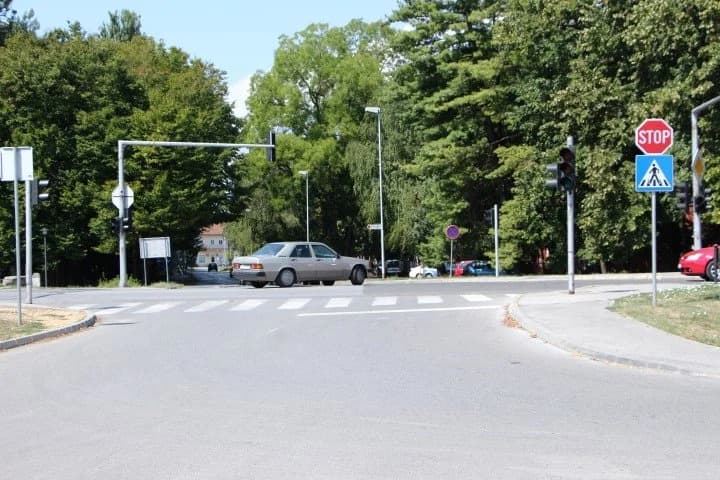 Polako ljudi, godišnji su: Semafori ne rade više od mjesec dana, građani šize, Hrvatske ceste odmaraju