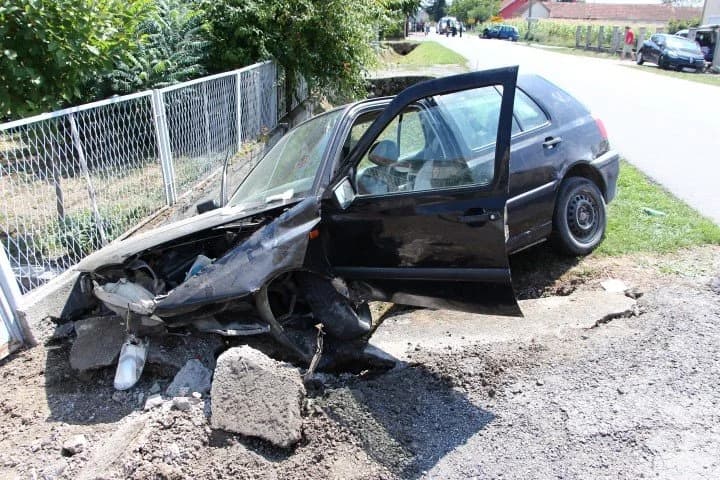 Trostruki sudar: Četiri ozlijeđene osobe prevezene u bolnicu, među njima i djeca (FOTO)