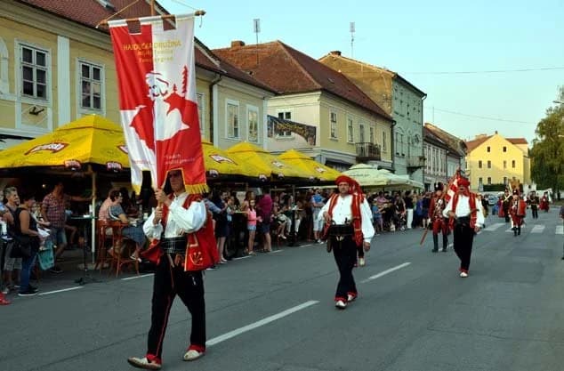 Festivalska povorka ulicama grada Požege /FOTOGALERIJA/