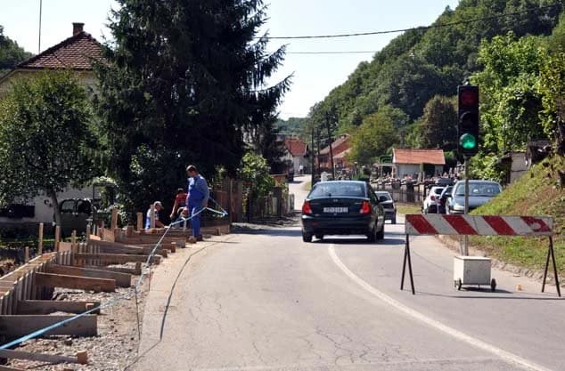 Radove na izgradnji nogostupa u Jagodnjaku obišao gradonačelnik Puljašić /FOTO/
