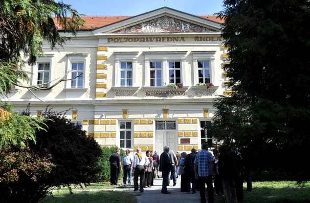 Nakon 52 godine opet u školskim klupama: Među ratarima i stočarima jedna kolegica je završila Akademiju likovnih umjetnosti