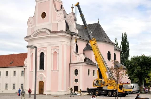 Ništa bez vatrogasaca: Na visini većoj od 20 m vratili anđele na požešku Katedralu /FOTO/